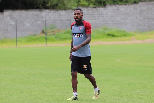 Buscando se afastar da zona, Vitória recebe o Corinthians no Barradão