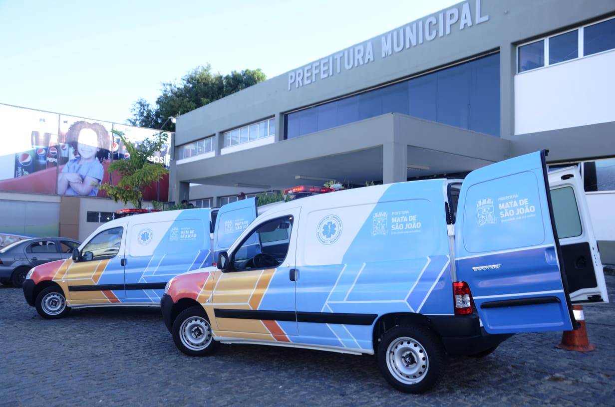 Prefeitura entrega mais duas ambulâncias e reforça frota da Saúde 
