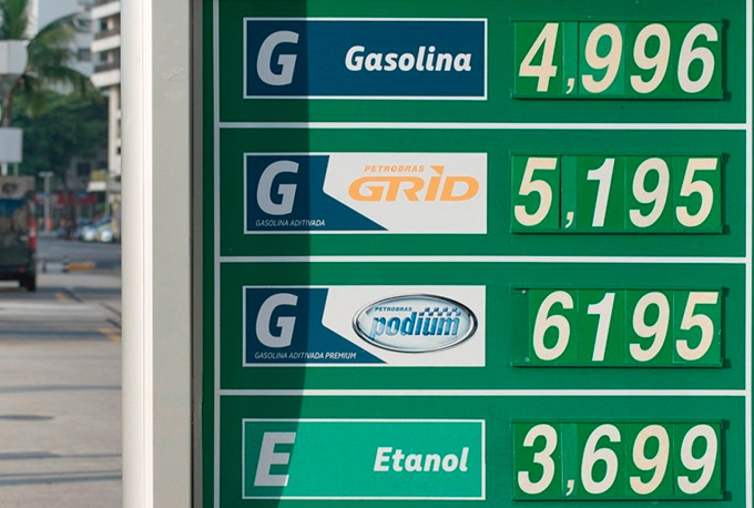 Petrobras anuncia redução de 2% no preço da gasolina nas refinarias