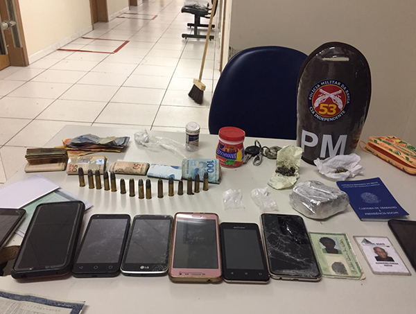 Homem é preso com drogas, celulares e munições em Praia do Forte