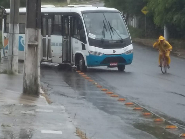 Micro-ônibus da Cidade das Águas quebra e fica atravessado em via 