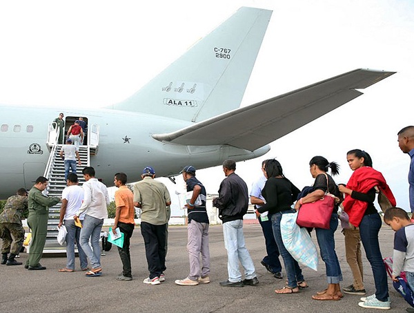 Venezuelanos refugiados no Brasil são levados para Alagoinhas