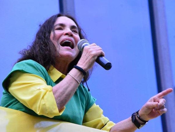 'Homofobia de Bolsonaro é da boca para fora', diz Regina Duarte