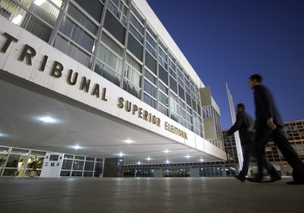 Coligações de Bolsonaro e Haddad poderão acessar salas do TSE 