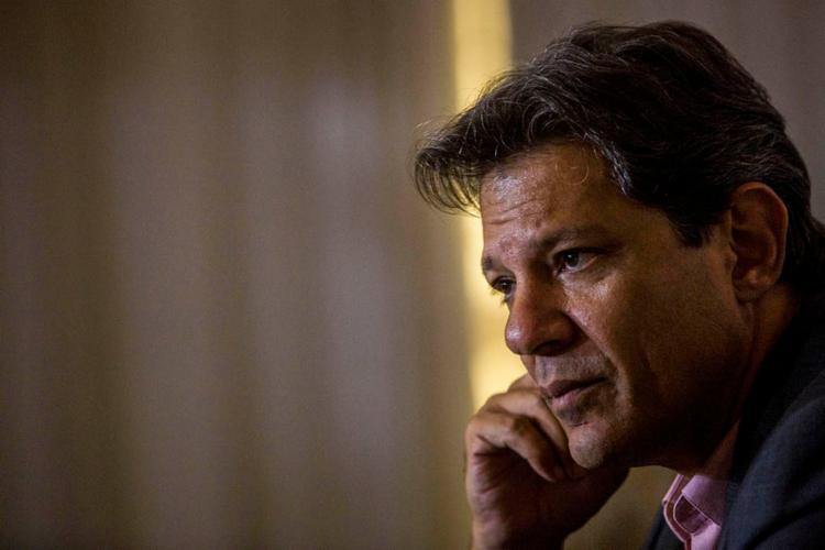 Diante de apuração, petistas choram no hotel onde está Haddad