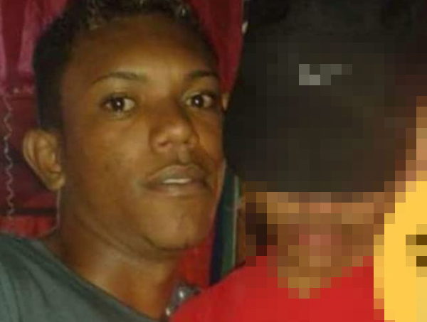 Jovem é assassinado a tiros dentro de bar; sogra é baleada