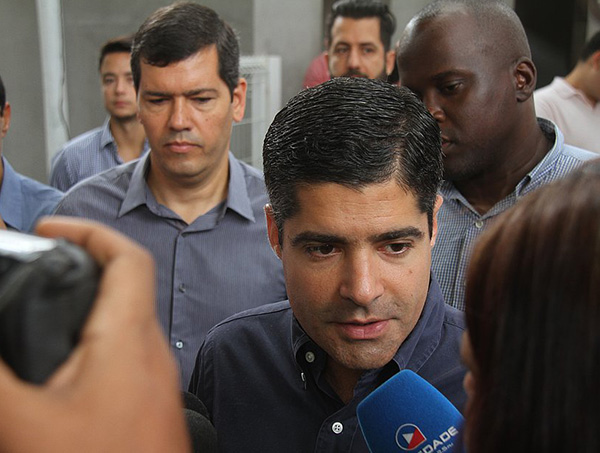 ACM Neto viaja para o Rio, mas não confirma encontro com Bolsonaro