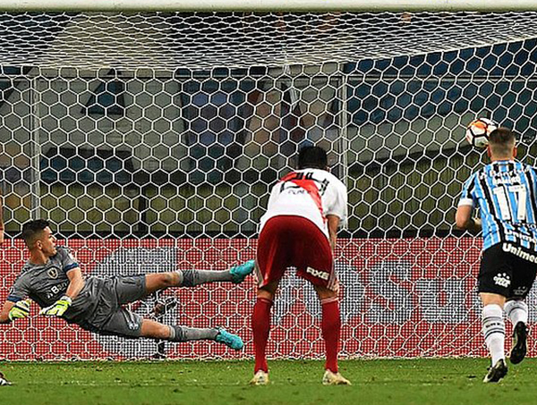 Grêmio leva virada nos minutos finais e é eliminado