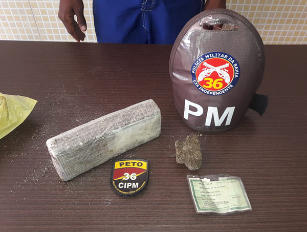 Homem é preso após ser encontrado com 1 kg de maconha