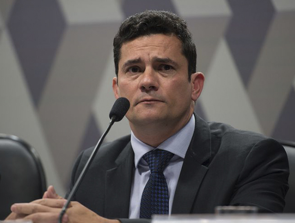 Moro aceita convite de Bolsonaro e vai comandar superministério da Justiça