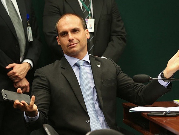 STF intima Eduardo Bolsonaro a se explicar por denúncia de ameaça