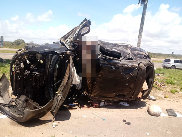 Homem morre e mulher fica presa às ferragens após carro capotar na BA-099
