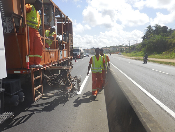 Via Parafuso recebe implantação de guias e placas de sinalização