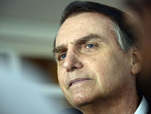 Aprovar idade mínima para aposentadoria seria grande passo, diz Bolsonaro