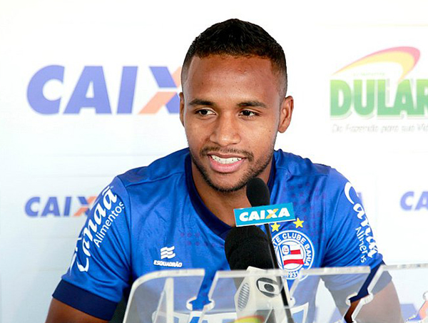 Élber já tem mais participações diretas em gols do que Gilberto