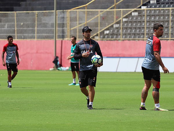 No primeiro coletivo, João Burse faz quatro mudanças no Vitória
