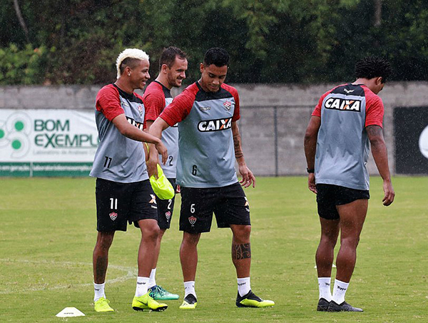 Com Erick no ataque, João Burse volta a armar o time do Vitória