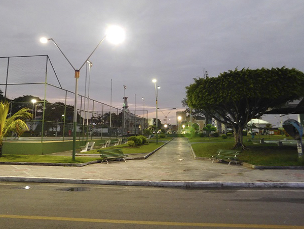 Prefeitura inicia instalação de lâmpadas por LED na Praça ACM