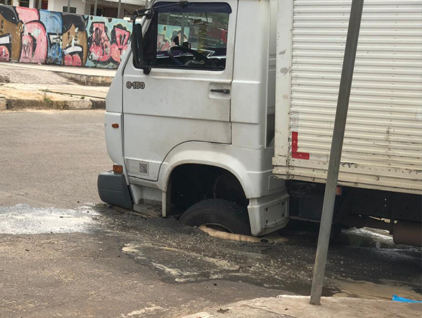  Asfalto cede e caminhão fica preso em buraco próximo a Estação