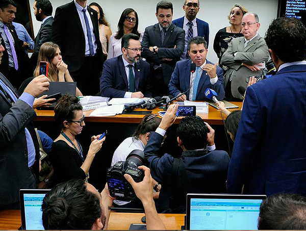 Após duas horas, comissão de Escola Sem Partido suspende sessão