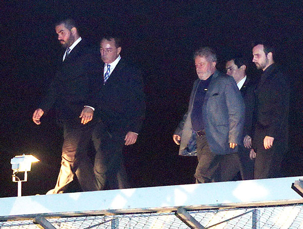 Lula deixa a prisão para depor sobre sítio de Atibaia