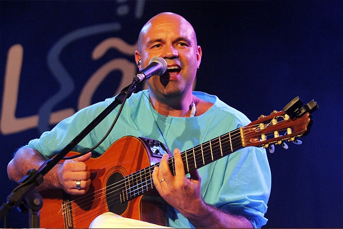 Serenata no TAMAR traz Alexandre Leão neste sábado em Praia do Forte