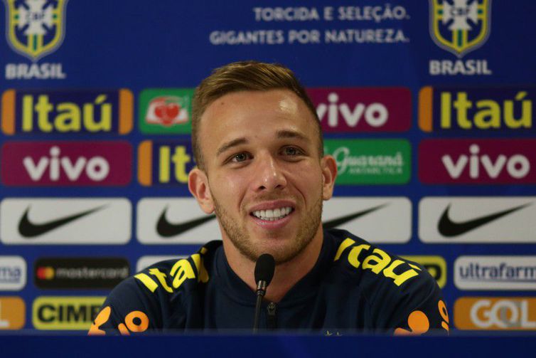 Desfalcado de Coutinho e Marcelo Brasil enfrenta o Uruguai 