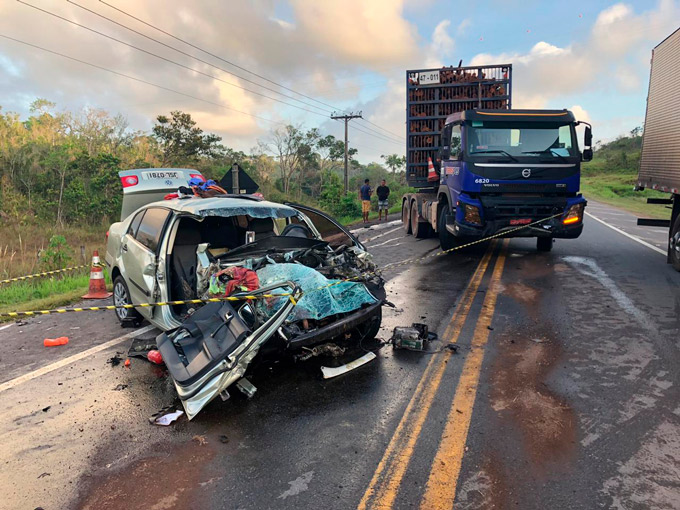 Homem morre após colisão com carreta de madeira na BA-093