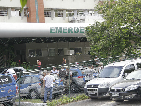 Homem é preso após bater na mulher e quebrar viatura 