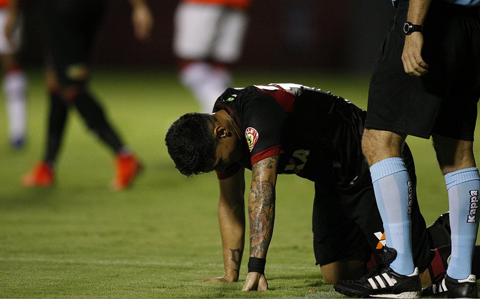 No Barradão, Vitória perde para o Atlético-PR e se complica na zona 
