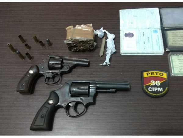 Dois jovens são presos e um menor apreendido com armas e drogas