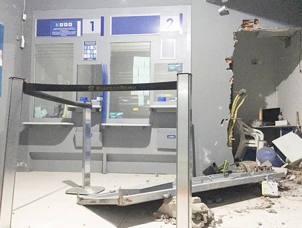 Porta de ferro de lotérica é arrancada por criminosos durante assalto 