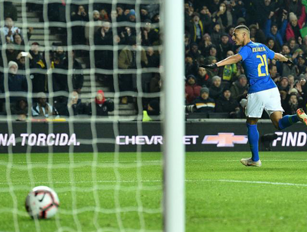 Substituto de Neymar, Richarlison marca e garante vitória do Brasil na Inglaterra