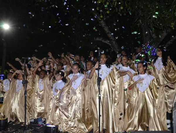 Iluminação de Natal da Sede é inaugurada ao som do Coral de Vozes