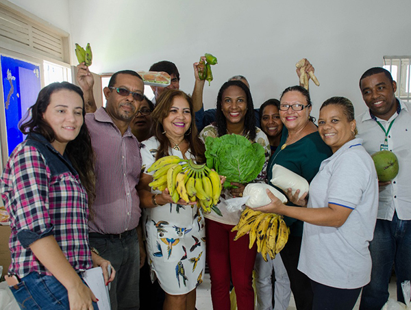 Famílias carentes de Dias d’Ávila recebem cestas de alimentos do PAA