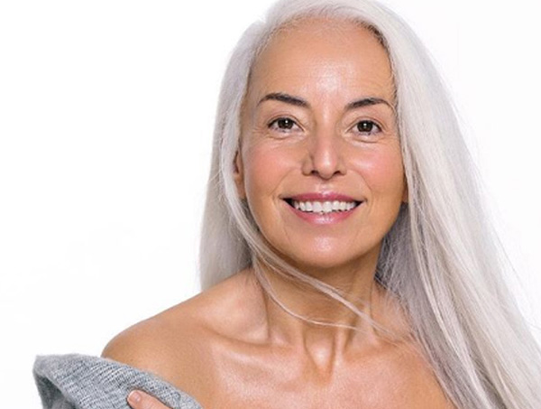 Modelo de 63 anos faz sucesso com mais de 200 mil seguidores 