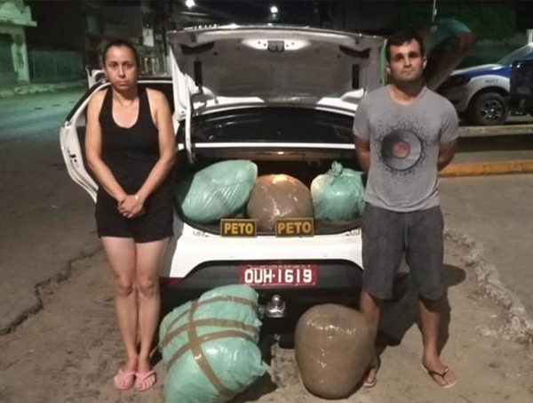 Dupla é presa com R$ 500 mil em porta-malas de táxi 