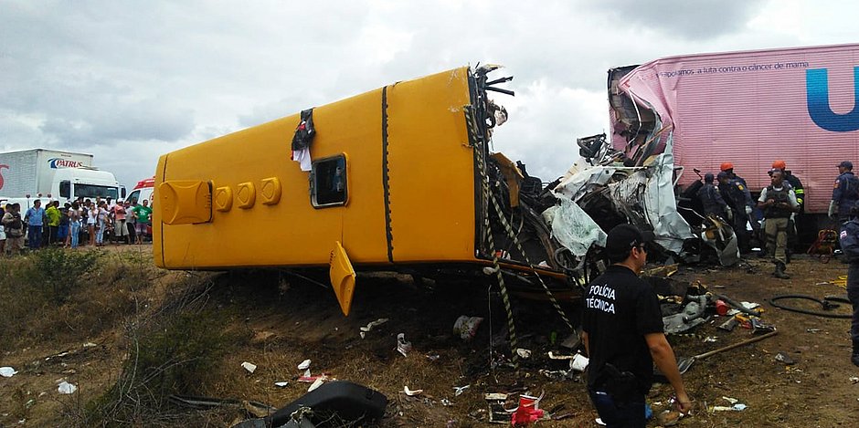 Batida entre carreta e ônibus que levava fanfarra deixa 5 mortos