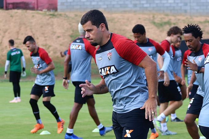 Após queda à Série B, sete jogadores são dispensados pelo Vitória