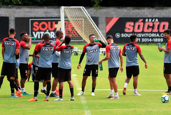 Vitória antecipa férias de três jogadores