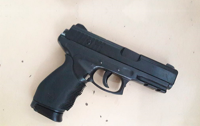 Câmeras flagram menores com réplica de arma em Dias d'Ávila 