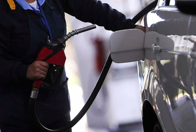 Gasolina nas refinarias tem segundo reajuste no mês