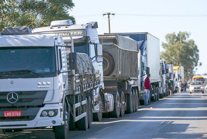 Caminhoneiros avaliam paralisação após decisão de ministro do STF 