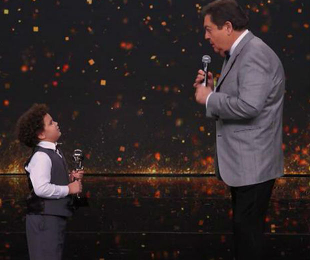 Faustão causa polêmica ao comentar cabelo de ator mirim