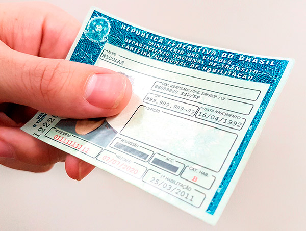 Nova CNH de plástico com chip tem implementação adiada para o fim de 2022