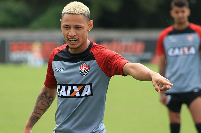 Vitória negocia troca-troca de Neilton por meia do Inter