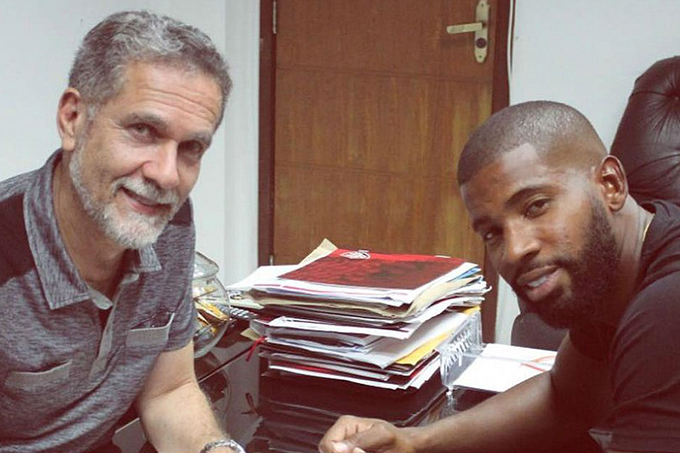 Vitória renova com goleiro João Gabriel por três anos