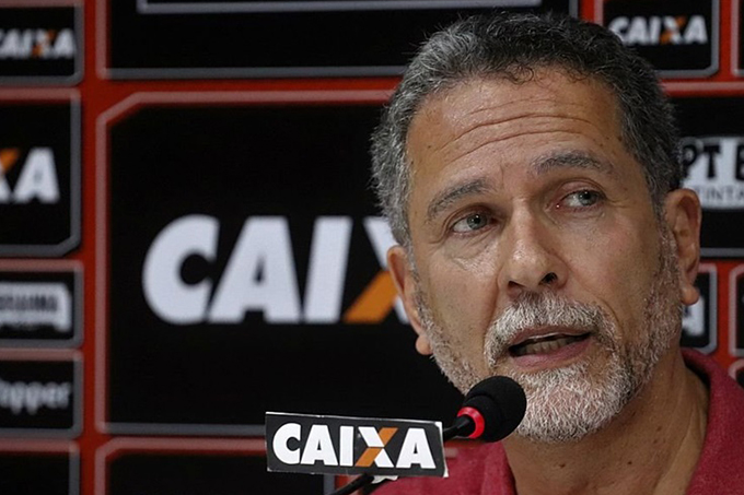 Vitória deve um mês de salário e clube culpa 'indefinição' da CBF