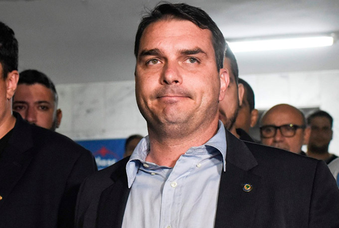 Funcionários de Flávio Bolsonaro repassaram até 99% dos salários