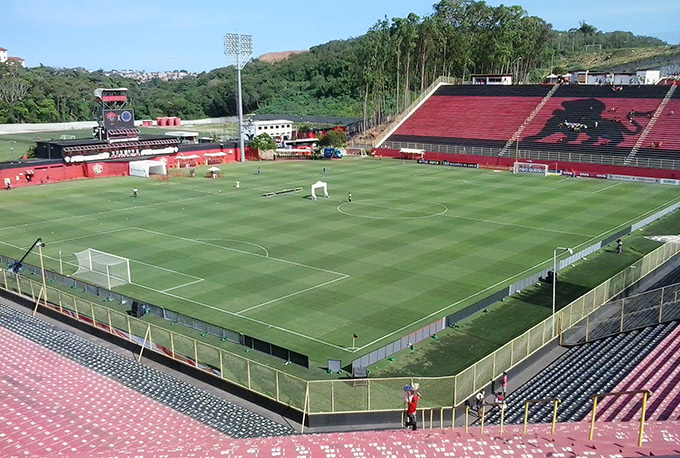 Vitória confirma salários atrasados por falta de repasse